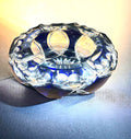 Vista frontal del cenicero: Cenicero de cristal de Bohemia de los años 1960 en azul cobalto y transparente, mostrando su elegante diseño bicolor.