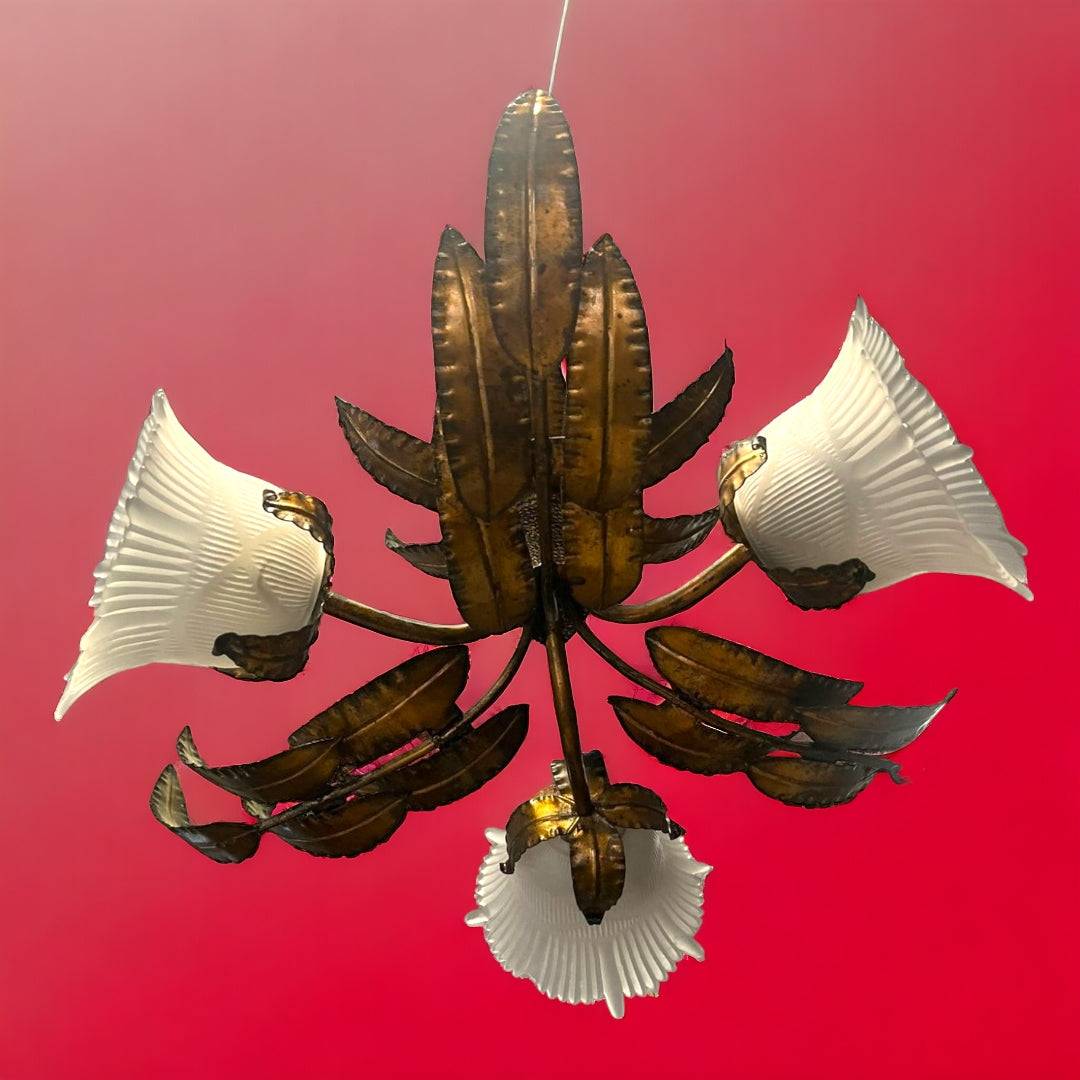 Decorativa Lámpara de Techo Hojas Años 50 en hierro dorado con diseño floral, ideal para añadir elegancia retro a espacios interiores.