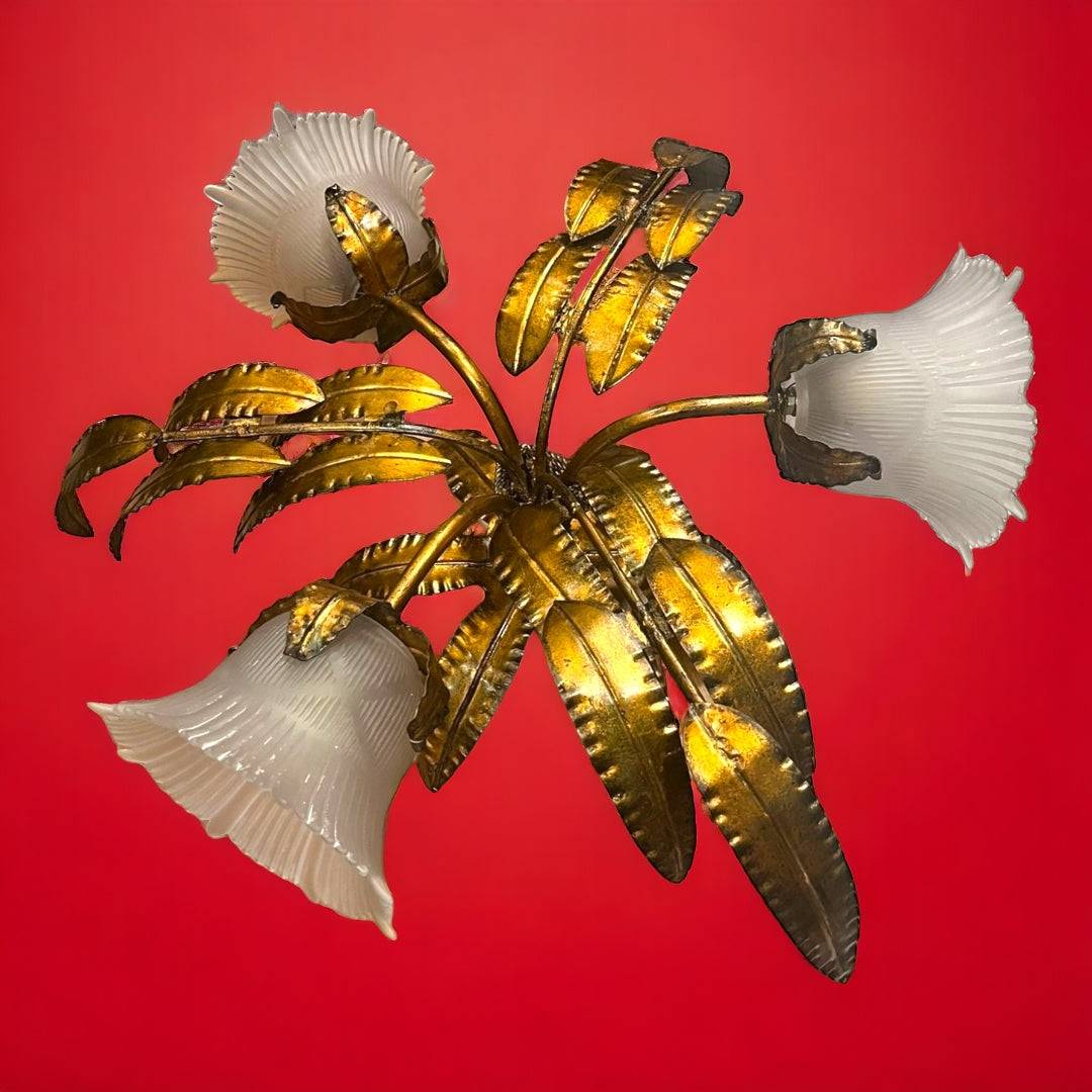 Lámpara de Techo Hojas Años 50 con tulipas blancas y estructura de hierro dorado, estilo retro para decoración vintage en hogar y jardín.