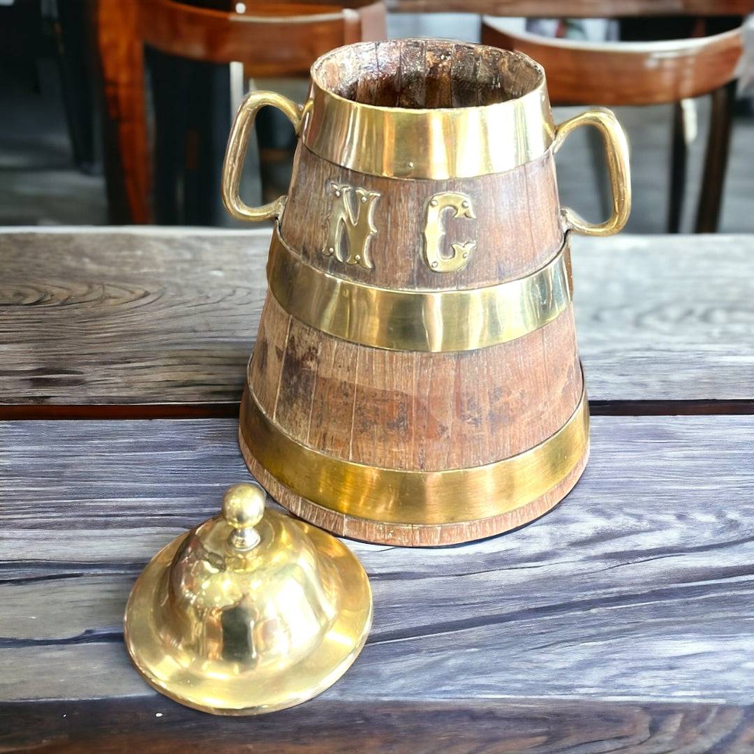 Cántara antigua gallega sin tapa, mostrando interior de madera y asas de latón, ideal para decoración rústica y coleccionismo histórico.