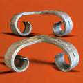 Patas Herraje Fragua estilo vintage en hierro forjado, diseño curvo ideal para muebles decorativos. Medidas 20x20x10 cm, set de dos piezas.