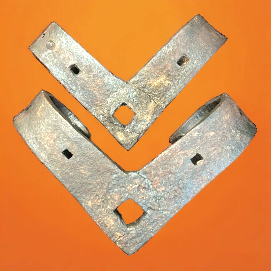 Par de patas Herraje Fragua en forma de V, fabricadas en hierro forjado, ideales para decoración de muebles estilo antiguo.