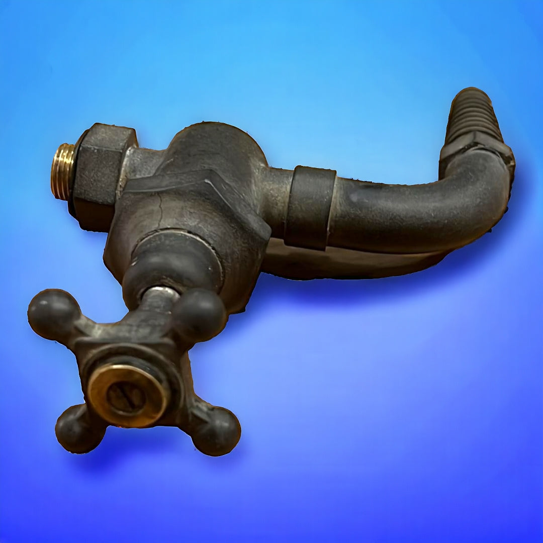 Grifo depósito de estilo antiguo en metal oscuro, perfecto para añadir un toque vintage a jardines y fuentes. Resistente y de alta calidad.