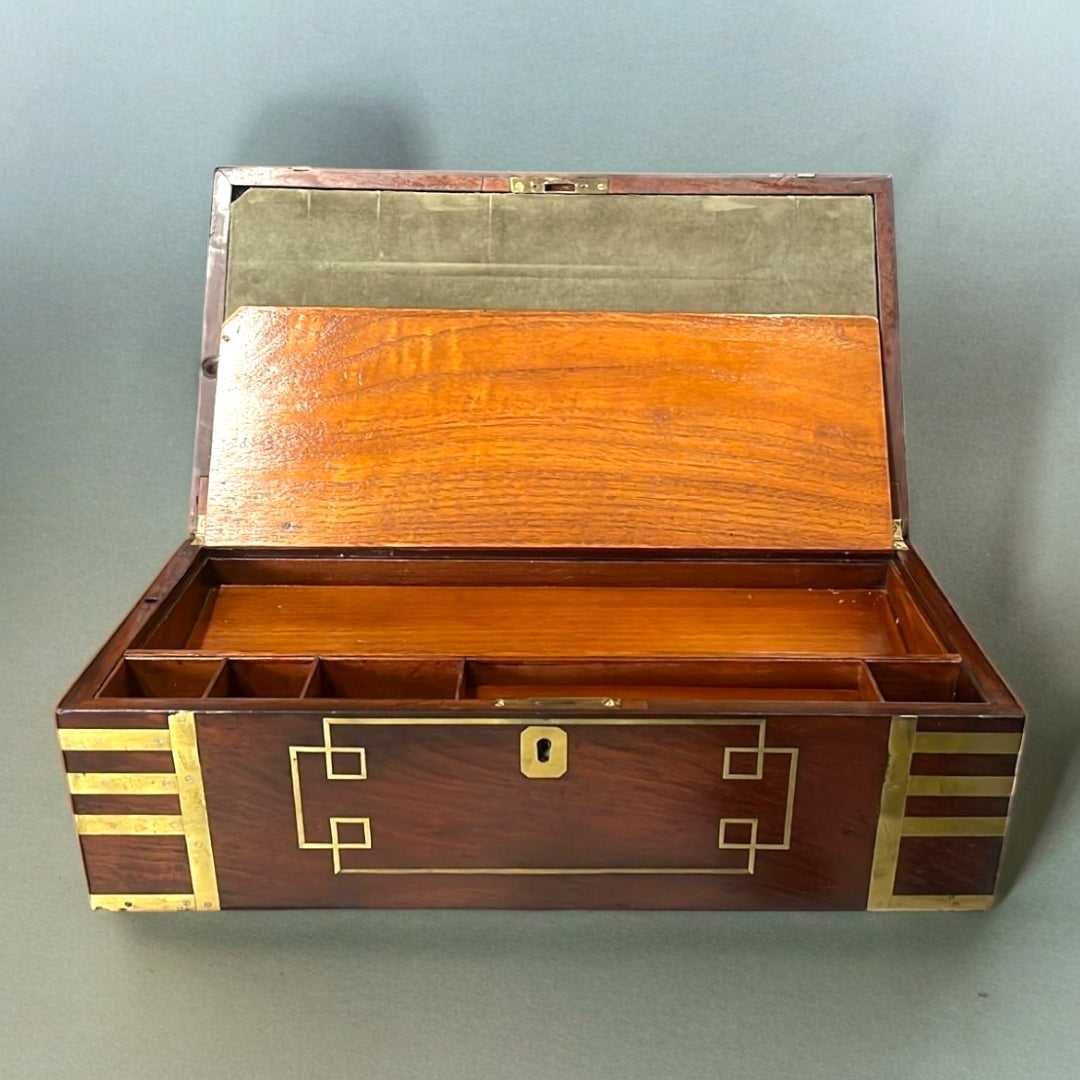 Escritorio de Campaña con tapa abierta y compartimentos de madera. Decoración de inspiración naval con historia y utilidad.