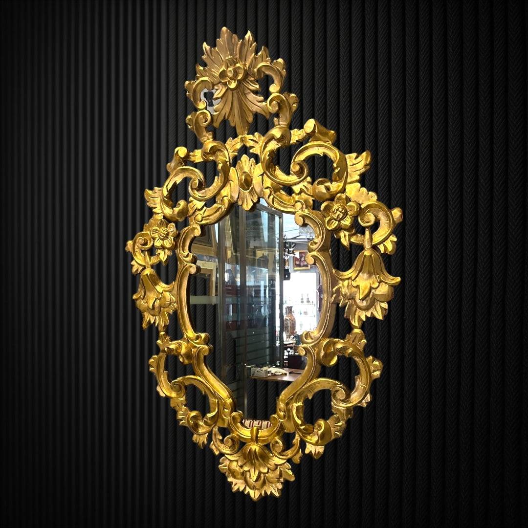 Espejo Cornucopia Isabelino único, con detalles florales barrocos en dorado, perfecto para añadir lujo a espacios vintage o elegantes.