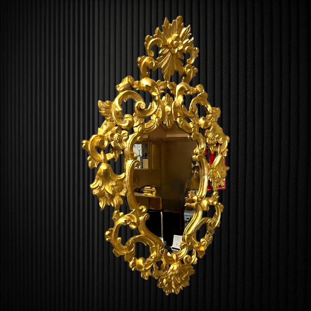 Decoración de lujo con Espejo Cornucopia Isabelino estilo siglo XIX, marco ornamentado en madera dorada con diseño artesanal.