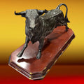 Escultura frontal de toro en resina con acabado clásico, sobre base de madera. Toro de Fuerza y Nobleza para decoración sofisticada.