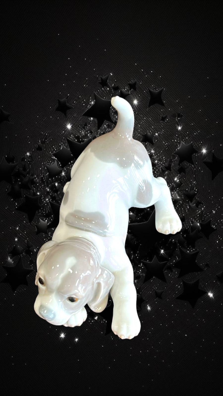 Escultura decorativa 'Perro Retozón' de Lladró en porcelana blanca y gris, perfecta para coleccionistas de arte en porcelana fina.