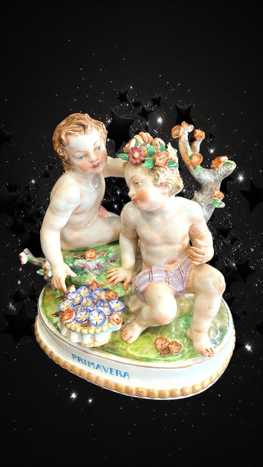 Amorcillos Primavera en porcelana artística Utiel, escena primaveral con ángeles y flores. Decoración elegante para interiores clásicos.