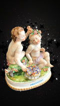 Figura decorativa Amorcillos Primavera de porcelana, estilo pastoral con flores y acabado detallado. Pieza de colección Utiel para el hogar.