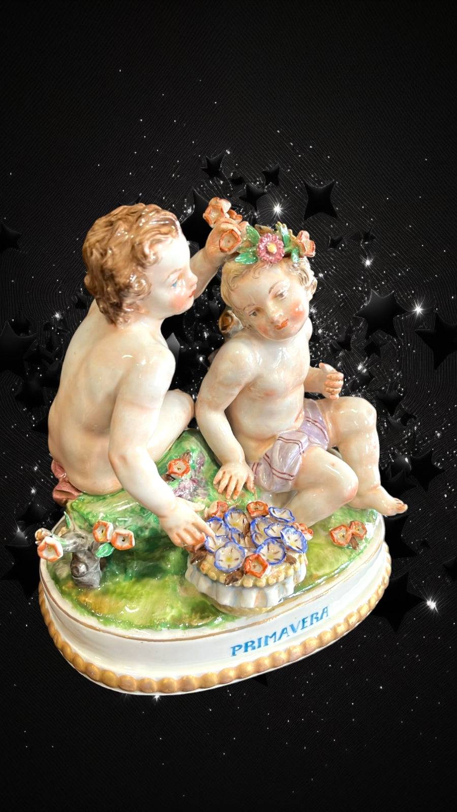 Figura decorativa Amorcillos Primavera de porcelana, estilo pastoral con flores y acabado detallado. Pieza de colección Utiel para el hogar.