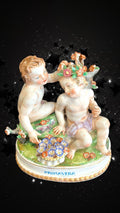 Escultura de porcelana Amorcillos Primavera, diseño retro con ángeles y corona floral. Objeto decorativo de colección Utiel para el hogar.