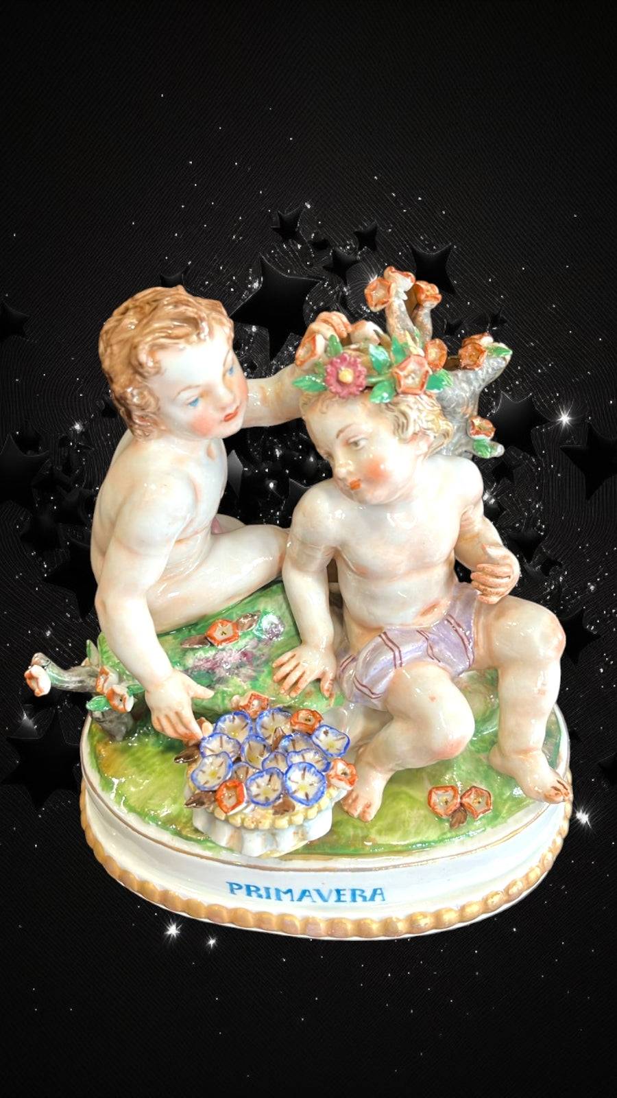 Escultura de porcelana Amorcillos Primavera, diseño retro con ángeles y corona floral. Objeto decorativo de colección Utiel para el hogar.