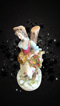 Escultura artesanal Dama con Flores en porcelana, mostrando detalles florales y acabado refinado para decoración exclusiva de interiores.
