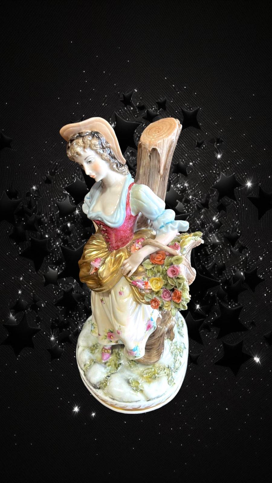 Escultura artesanal Dama con Flores en porcelana, mostrando detalles florales y acabado refinado para decoración exclusiva de interiores.