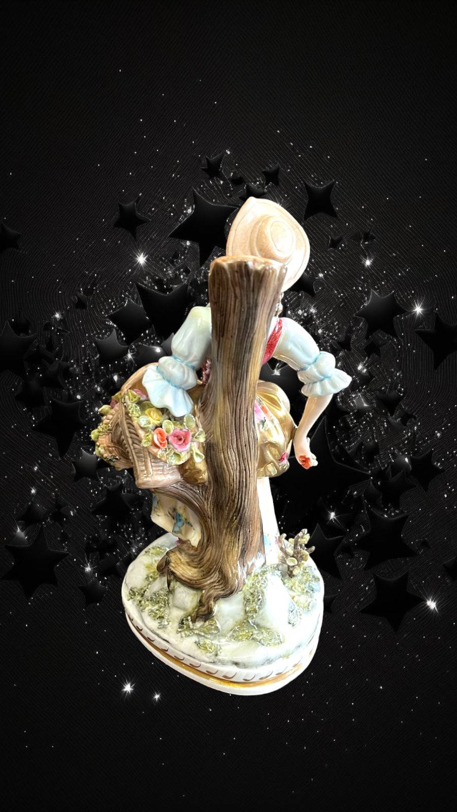 Vista trasera de la figura Dama con Flores en porcelana, destacando el realismo del tronco y los pliegues del vestido artesanal.