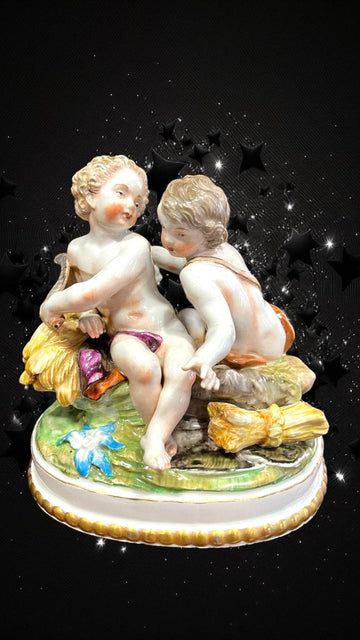 Pareja de amorcillos recolectores en porcelana fina, con detalles florales y hoz, pieza de arte Utiel Colección para decoración de interiores.