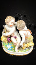 Figura decorativa de amorcillos con hoz y espigas, porcelana artesanal del siglo XX, ideal para coleccionistas de arte Utiel Colección.