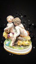 Escultura de porcelana de amorcillos recolectores con espigas y flores, pieza de colección Utiel para decoración elegante y vintage.