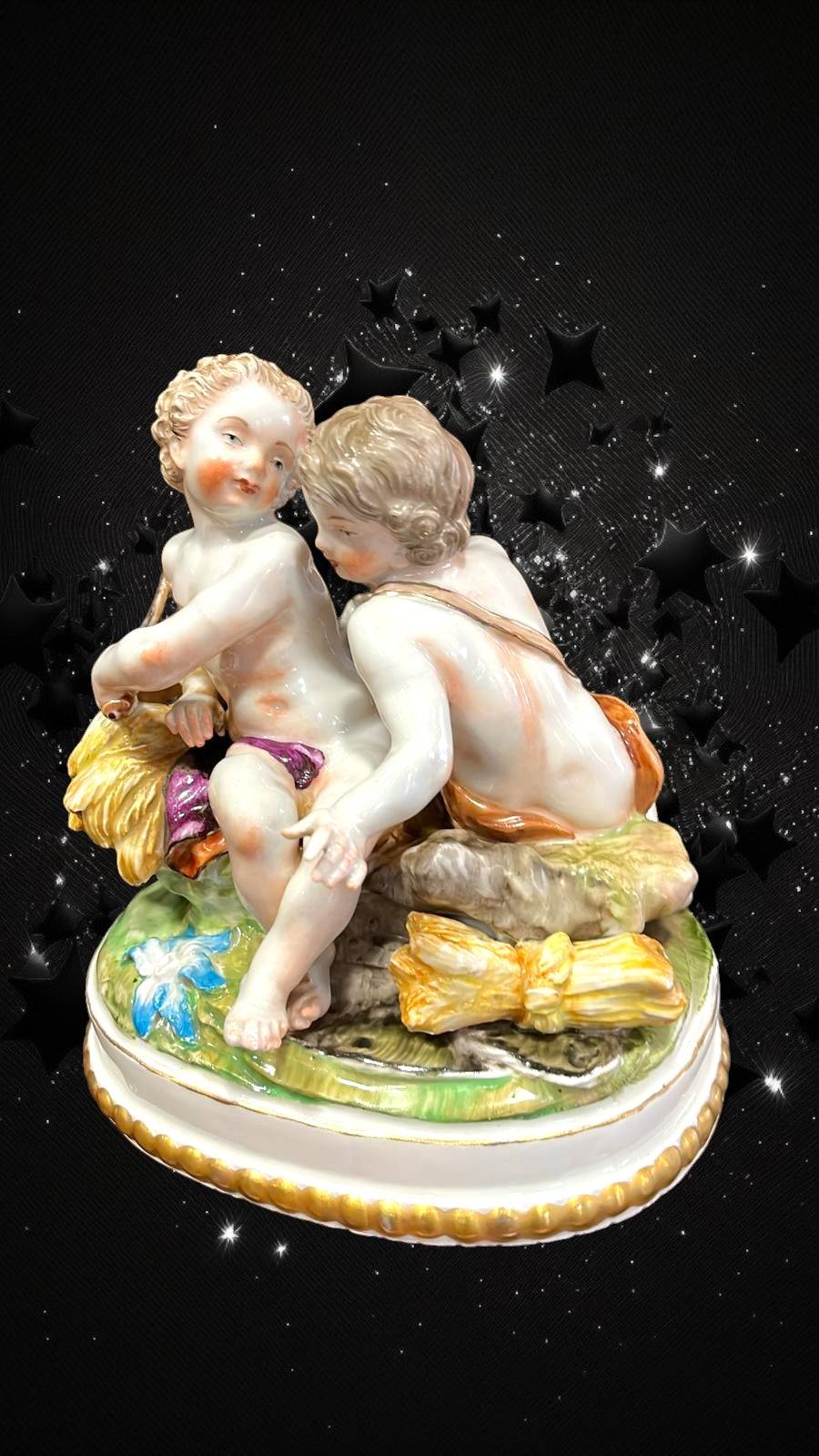 Escultura de porcelana de amorcillos recolectores con espigas y flores, pieza de colección Utiel para decoración elegante y vintage.