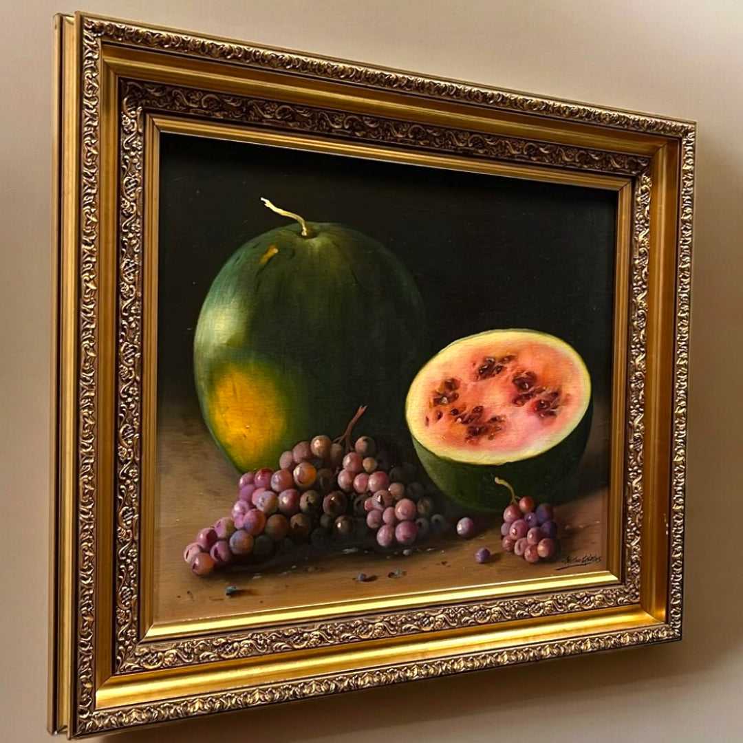 Óleo de Ceballos - Sandías y Uvas | Pintura Bodegón enmarcada con frutas realistas sobre fondo oscuro. Ideal para decoración clásica de interiores.