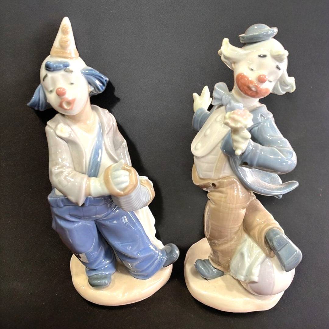 Pareja de figuras Nao-Lladró en porcelana, payasos con flor y acordeón, perfectas para coleccionistas de decoración artística.