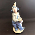 Figura Nao-Lladró de payaso con acordeón, en tonos azul y blanco, ideal para colección de decoración en porcelana artística.