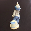 Vista trasera de figura Nao-Lladró de payaso con acordeón, mostrando detalles en porcelana esmaltada y acabado artesanal.