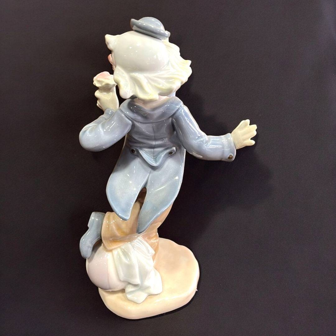 Vista posterior de figura Nao-Lladró de payaso con flor, destacando su pose alegre y detalles en porcelana pintada a mano.