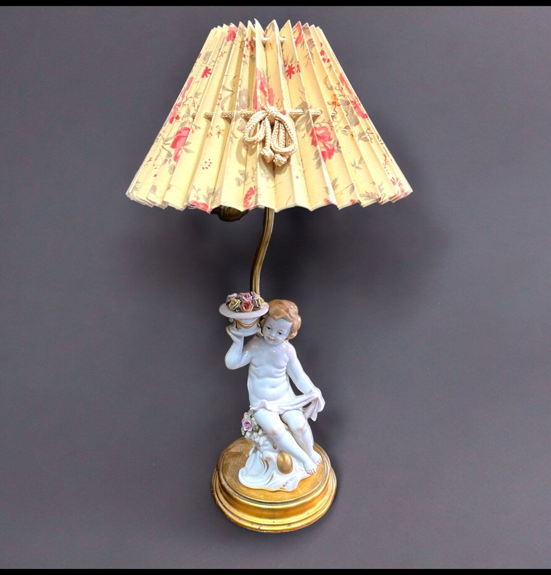 Pareja de lámparas de noche con querubines de porcelana y pantallas plisadas con diseño floral, ideales para decoración vintage.