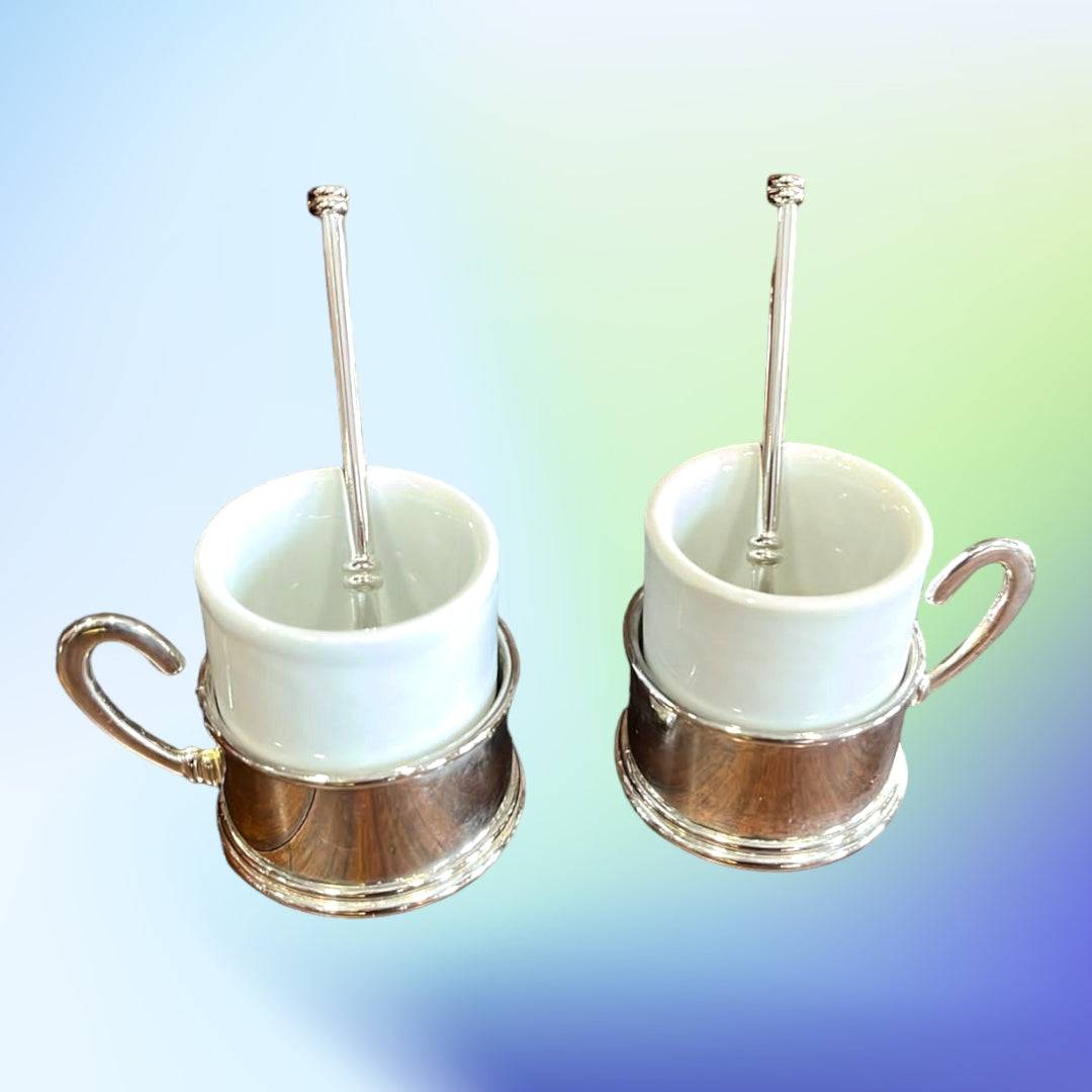 Elegante juego de tazas de té Terno Siglo XX con asas de acero inoxidable y cucharas, perfecto para decoración sofisticada.