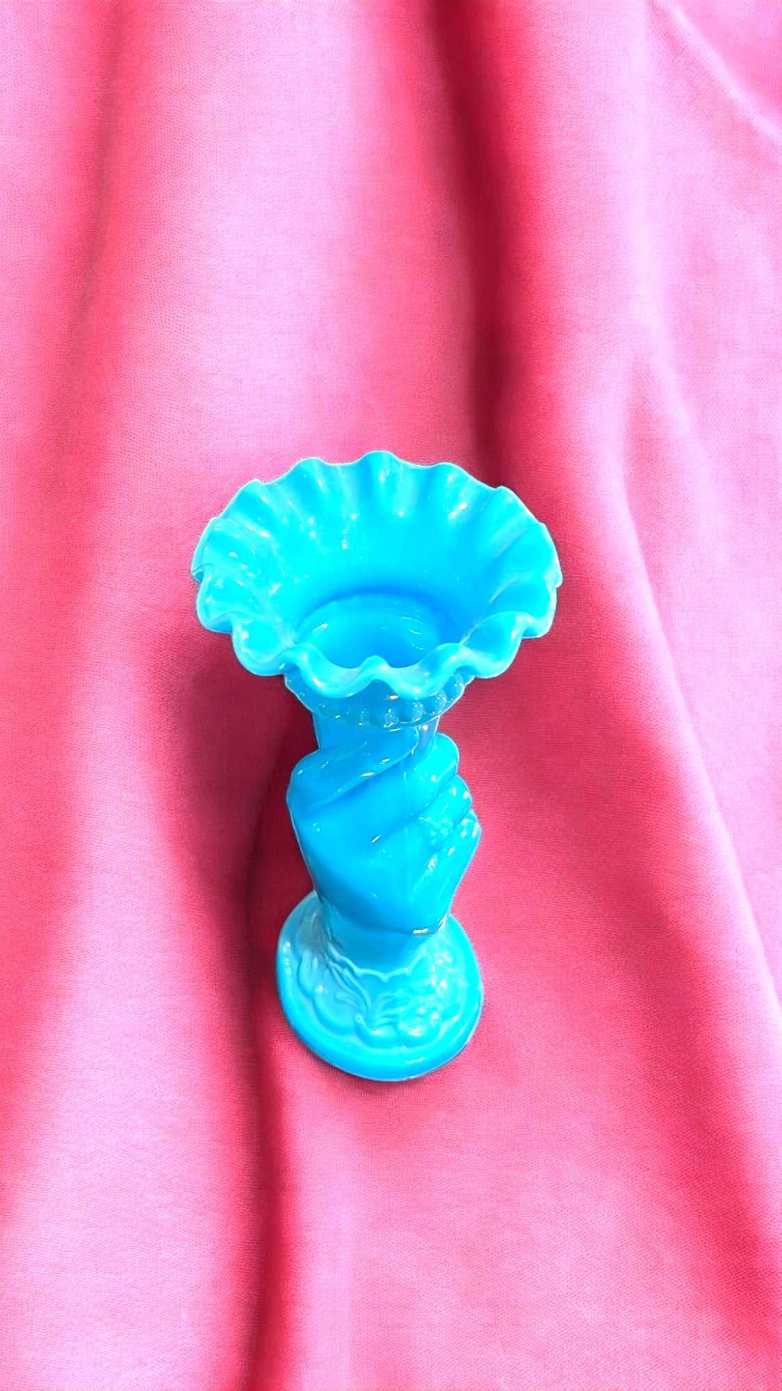 Florero Mano Opalina azul individual con borde ondulado, diseño vintage de los años 60. Pieza decorativa para interiores con estilo retro.