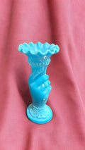 Florero decorativo Mano Opalina azul con forma de mano sosteniendo el jarrón, diseño vintage ideal para decoración del hogar elegante.