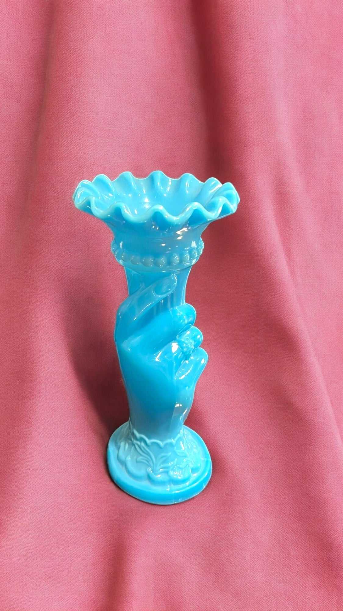 Florero decorativo Mano Opalina azul con forma de mano sosteniendo el jarrón, diseño vintage ideal para decoración del hogar elegante.