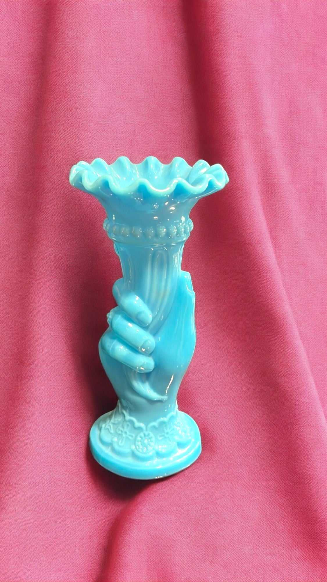 Florero Mano Opalina azul con detalles florales y borde ondulado, pieza vintage de los años 60 perfecta para decoración clásica y sofisticada.