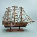 Cutty Sark Maqueta - Barco Velero Antiguo sin urna, mostrando detalles artesanales del casco y velas. Decoración náutica para el hogar.