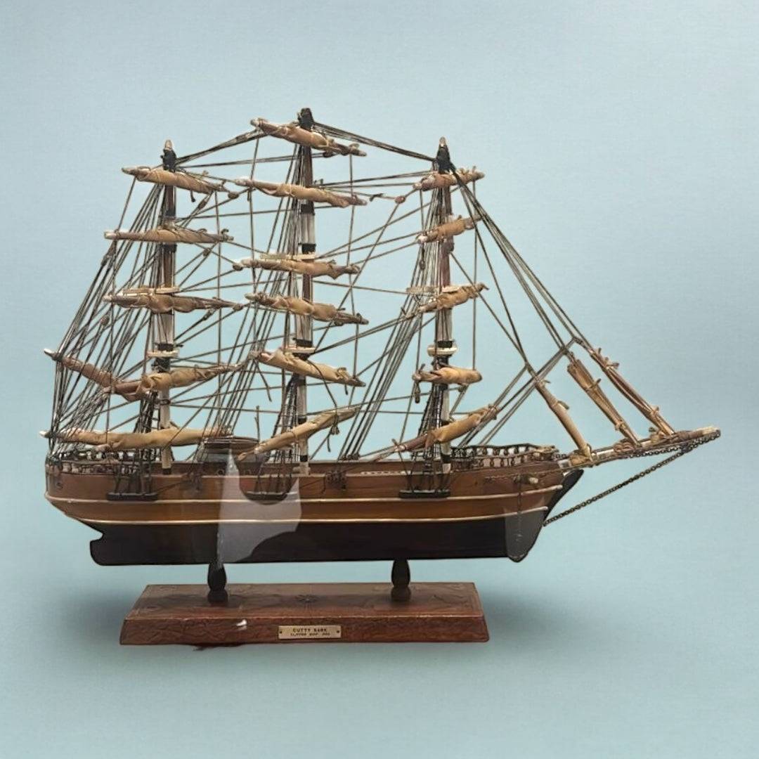 Cutty Sark Maqueta - Barco Velero Antiguo sin urna, mostrando detalles artesanales del casco y velas. Decoración náutica para el hogar.