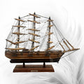 Cutty Sark Maqueta - Barco Velero Antiguo sobre base de madera con fondo blanco. Decoración elegante para espacios clásicos.