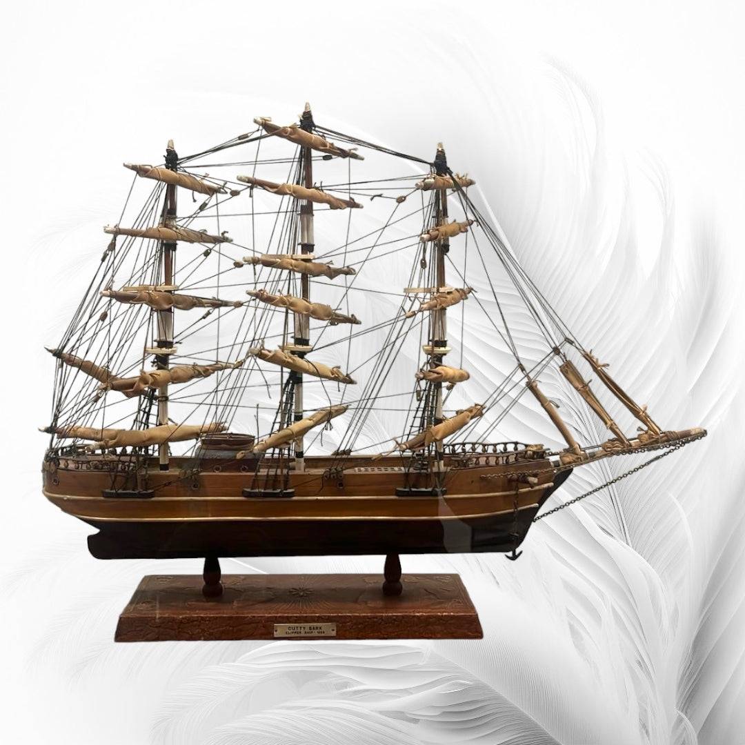 Cutty Sark Maqueta - Barco Velero Antiguo sobre base de madera con fondo blanco. Decoración elegante para espacios clásicos.