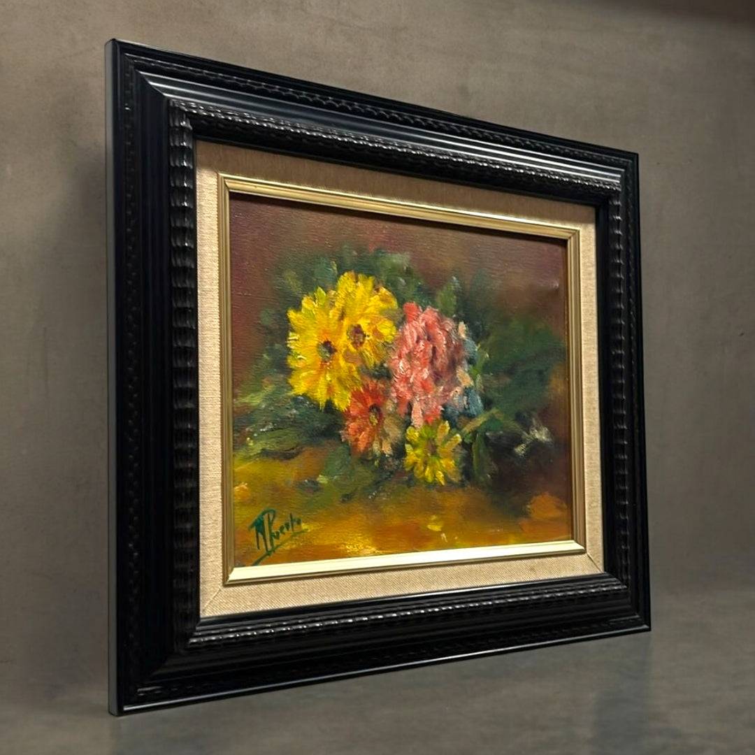 Óleo original sobre lienzo de flores firmado por M. Puerto, enmarcado en marco negro con borde dorado. Ideal para decoración elegante de interiores.