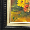 Detalle de la firma M. Puerto en óleo original de flores sobre lienzo. Arte decorativo exclusivo para el hogar disponible en limbaproecher.com.