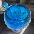 Mortero artesanal de cristal Murano azul con textura burbujeante, perfecto para añadir elegancia artística a espacios decorativos.