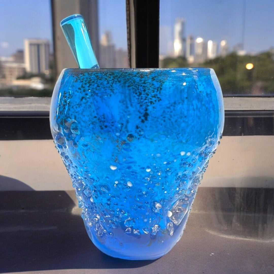 Mortero Cristal Murano azul vibrante con diseño artístico, ideal para decoración de interiores o como pieza de colección exclusiva.