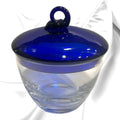 Bombonera de cristal azul cobalto con tapa decorativa y base transparente. Elegante pieza decorativa para el hogar vintage.