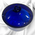Vista superior de bombonera de cristal azul cobalto con tapa redonda. Ideal para decoración clásica en interiores.