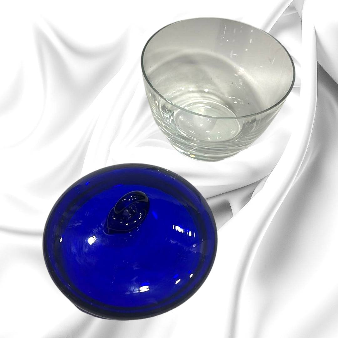 Bombonera de cristal azul cobalto desmontada, mostrando tapa y base transparente. Perfecta para decoración de estilo antiguo.