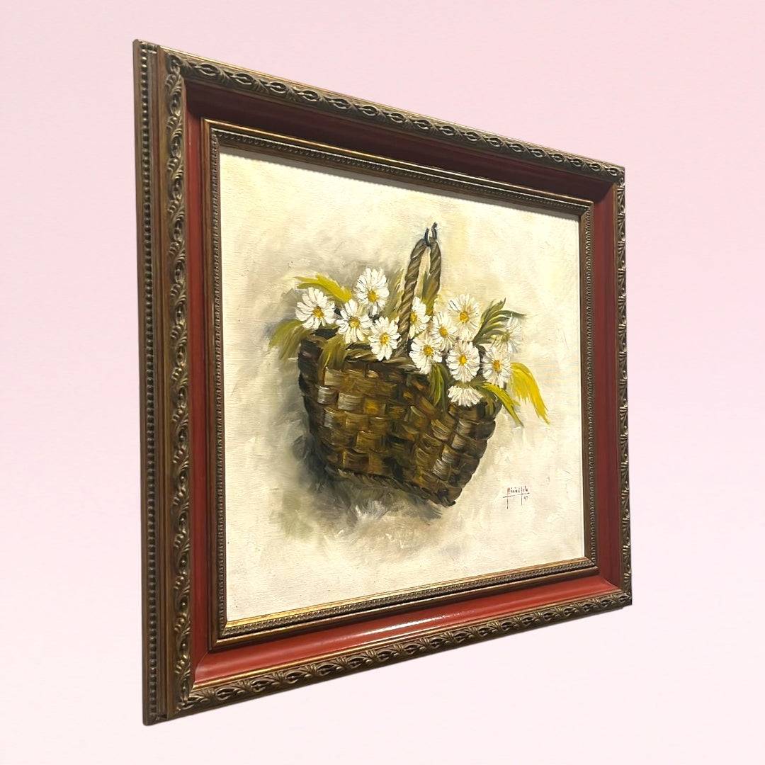 Decoración única con Óleo Canasto Margaritas en perspectiva lateral. Arte floral en óleo con marco ornamentado para interiores elegantes.