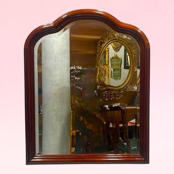 Espejo de consola en caoba con cristal biselado, marco curvo elegante ideal para decoración de interiores. Espejo de caoba - Cristal biselado.