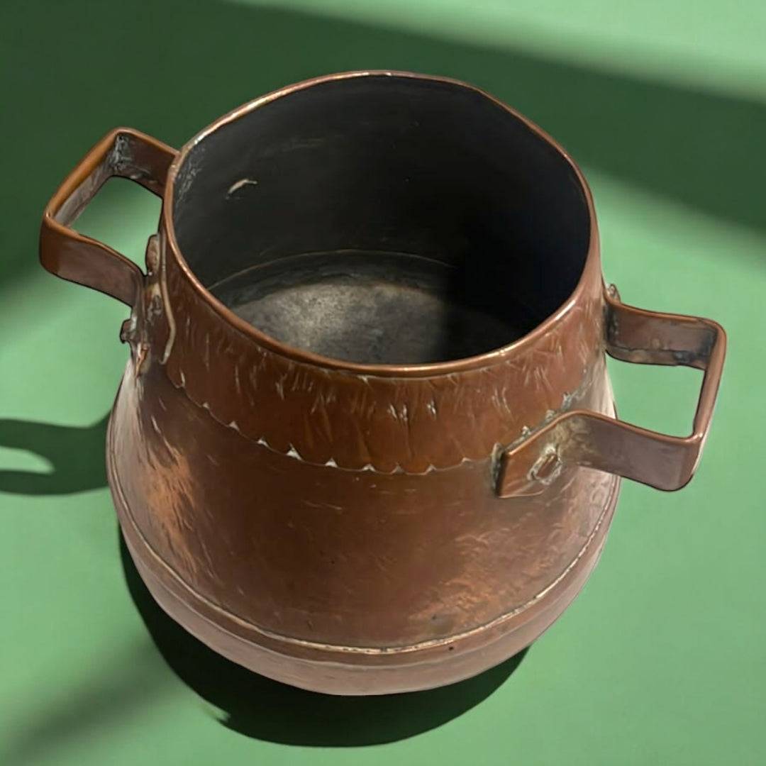 Cocedero de cobre antiguo con asas cuadradas y acabado envejecido, ideal para dar un toque rústico y elegante a la decoración del hogar.