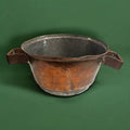 Cocedero de cobre antiguo con forma ancha y asas laterales, pieza decorativa vintage para ambientes de estilo rústico en hogar y jardín.
